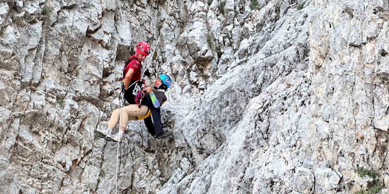 Fethiye’de kayalık alana sert inen paraşütçü ve yolcusu kurtarıldı