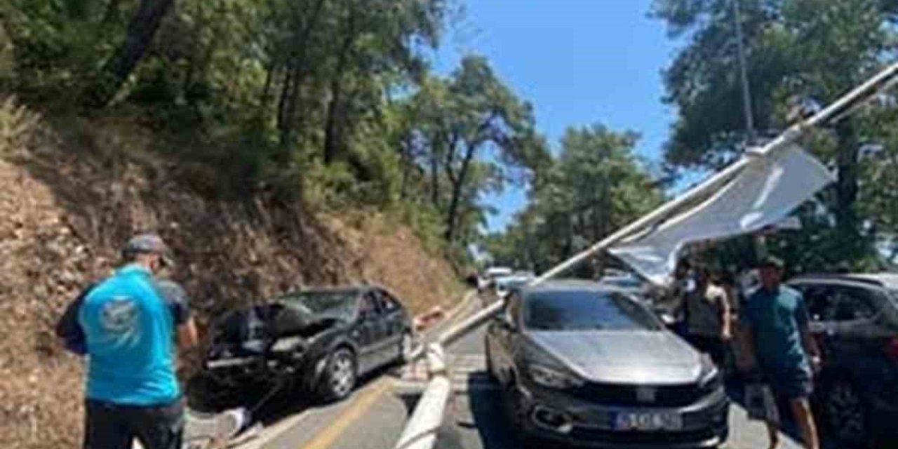 Akyaka’da freni patlayan araç aydınlatma direğine çarptı