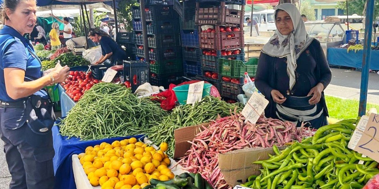 Efeler’de pazar yerlerinde fiyat etiketi denetimi