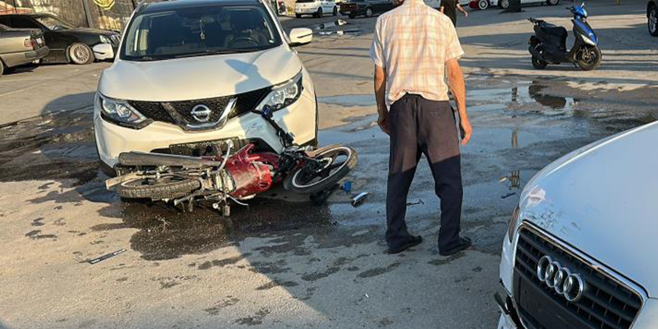 Aceleci çırak motosiklet ile iki araca çarpıp durabildi