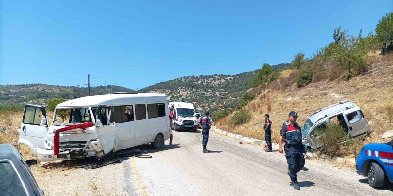 İncir işçilerini taşıyan minibüs ticari araç ile çarpıştı: 3’ü ağır 8 yaralı