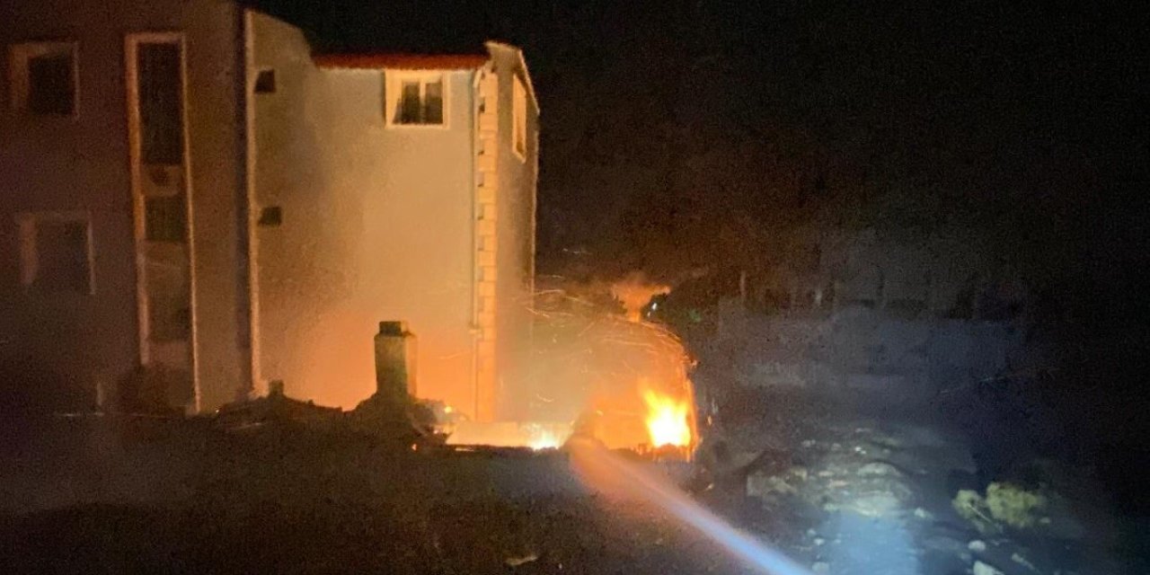 Dikili’de otluk alandaki yangın evlere sıçradı: 11 ev zarar gördü