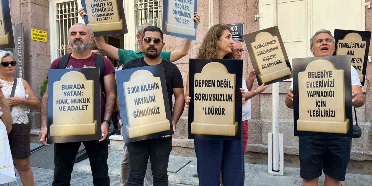 İzmirli kooperatif mağdurlarından Büyükşehir önünde mezar taşlı eylem
