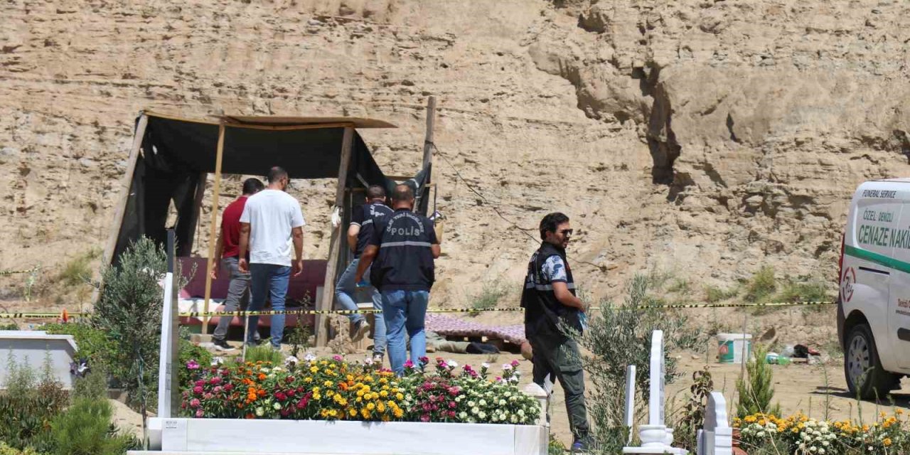 Mezarlıkta yaşayan adam, mezarcılar tarafından ölü bulundu