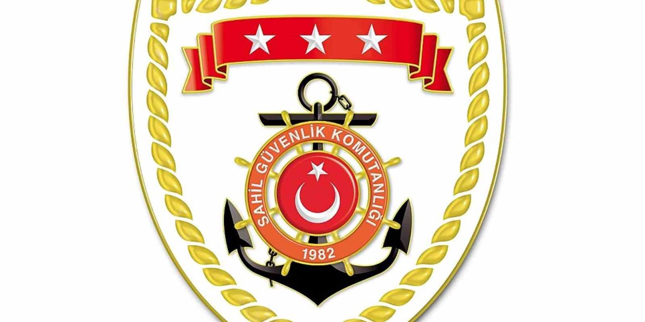 Yelkenli teknede 46 düzensiz göçmen ve 3 göçmen kaçakçısı yakalandı