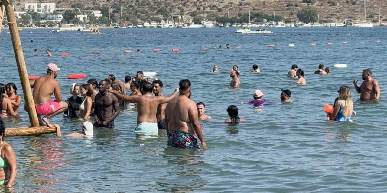 Bodrum’da sokaklar ve sahiller insan seline döndü