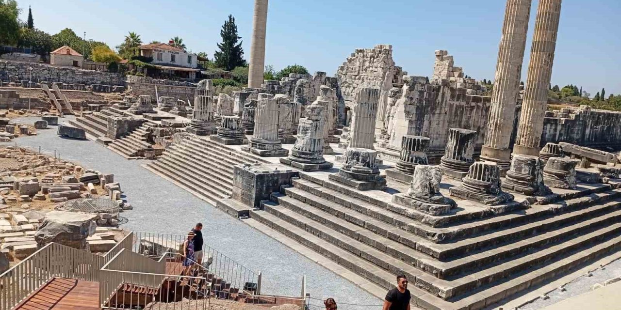Dünyanın ilk kehanet merkezi Apollon Tapınağı, gece müzeciliğine açıldı