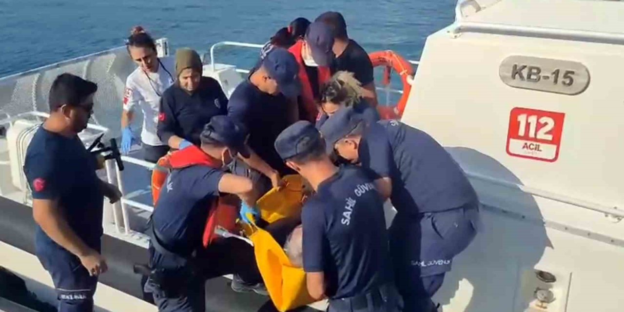 Gezi teknesinde rahatsızlanan vatandaşa Sahil Güvenlikten tıbbi tahliye
