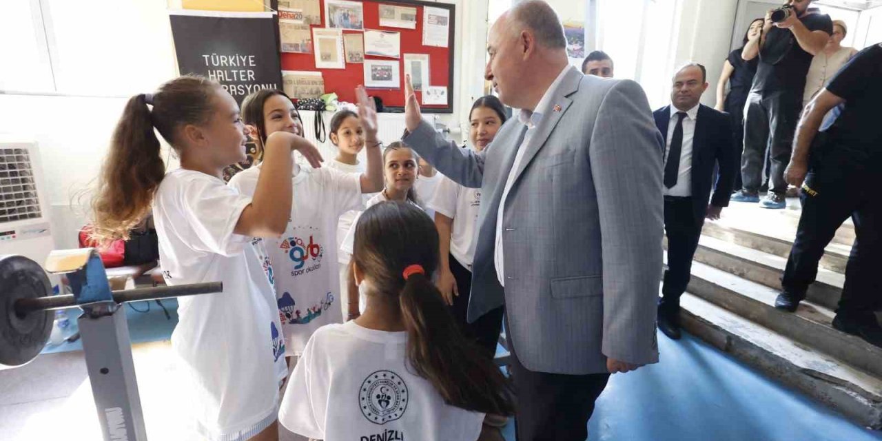 Vali Coşkun minik sporcuların heyecanına ortak oldu