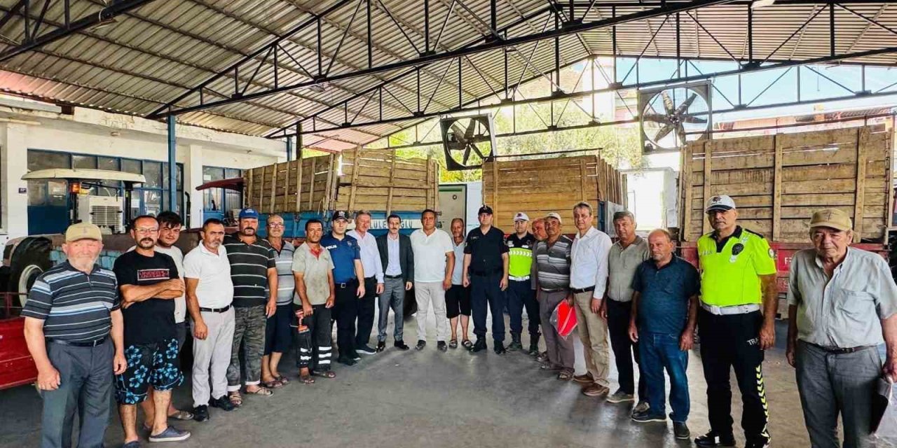 Bozdoğan’da traktörlere reflektör dağıtımı