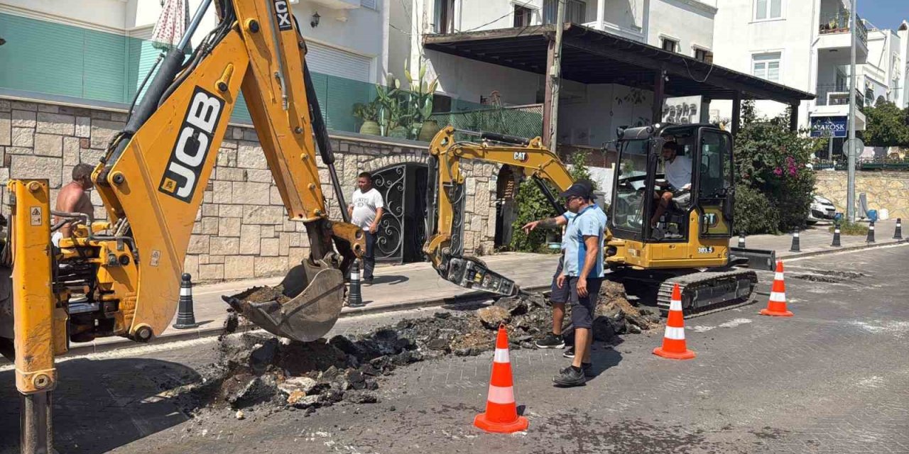 Bodrum’da su hattı patladı, işyeri ve depo sular altında kaldı