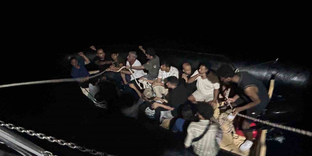 Kuşadası açıklarında 18 düzensiz göçmen yakalandı