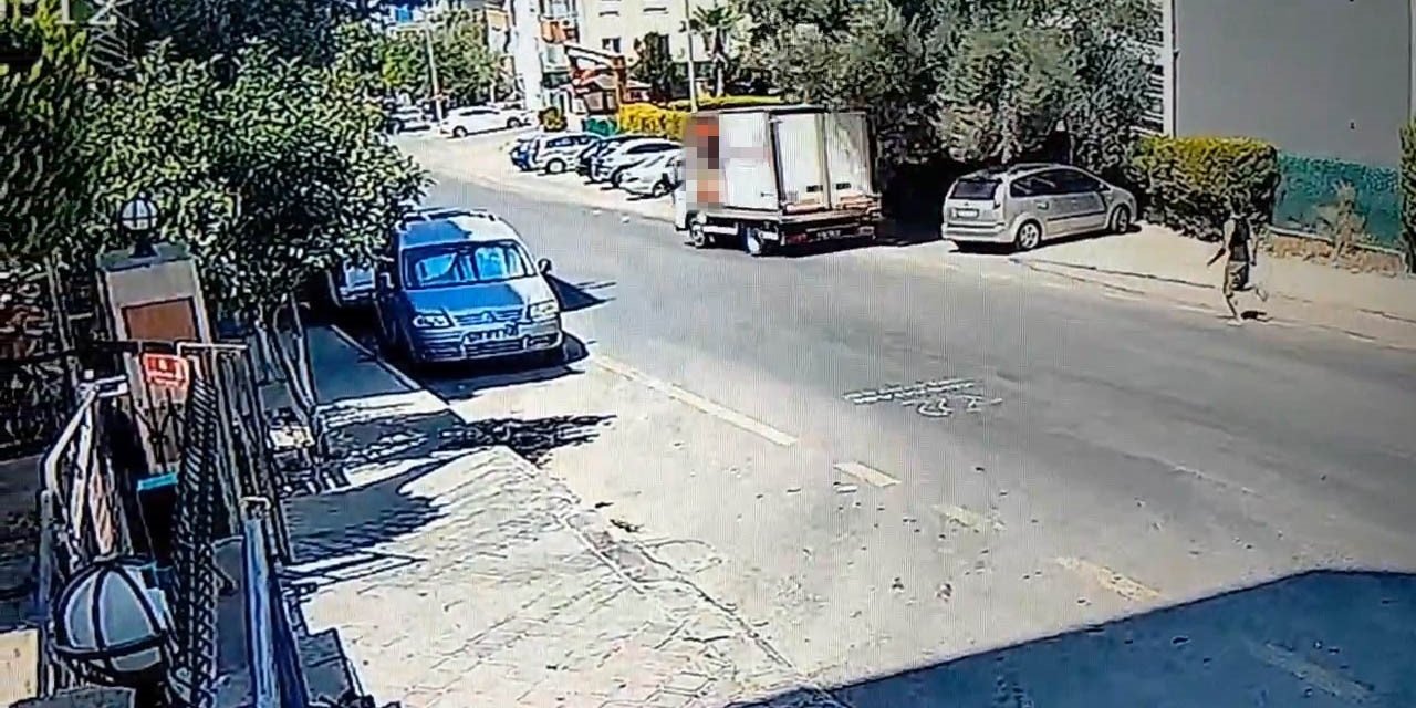 Freni boşalan kamyoneti durdurmak için sürücüsünün peşinden koştuğu anlar kamerada