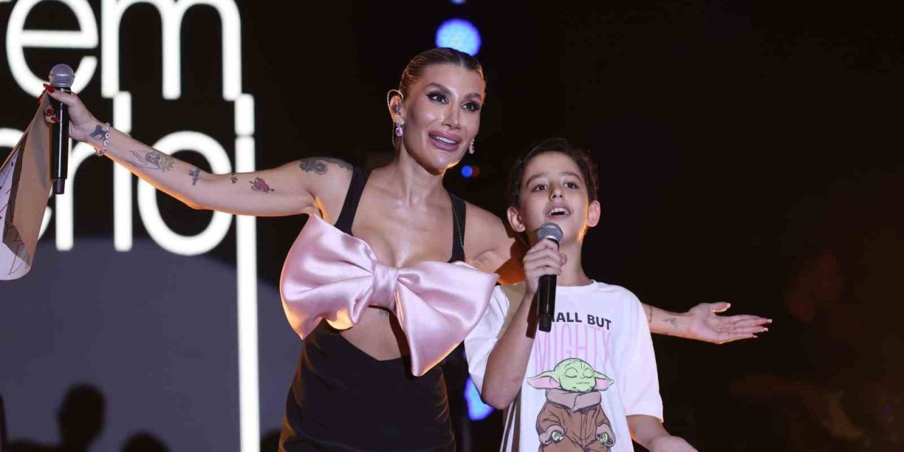 Tavas Zeybek Festivalinde İrem Derici fırtınası esti