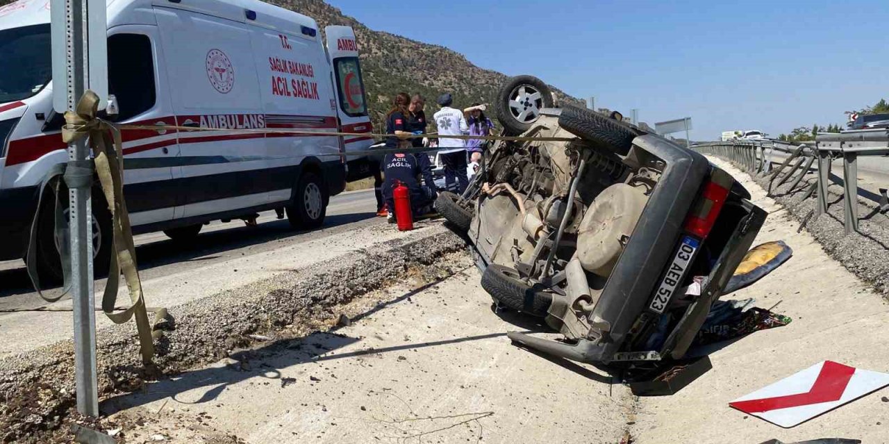 Refüje çarparak takla atan Tofaş kullanılmaz hale geldi: 4 yaralı
