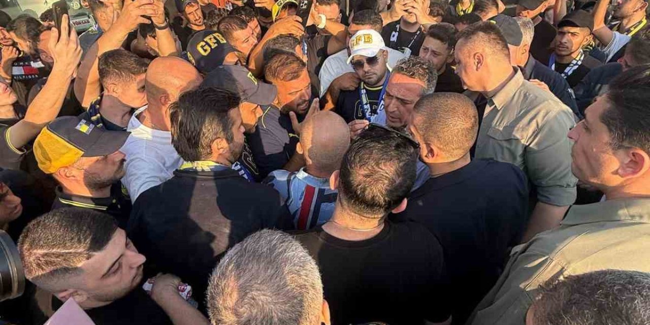 Ali Koç, taraftarlarla birlikte stada gitti