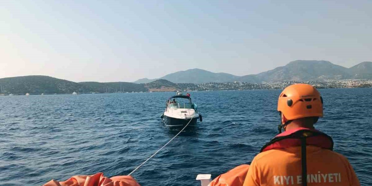 Bodrum açıklarında arızalanan ve sürüklenen tekne kurtarıldı