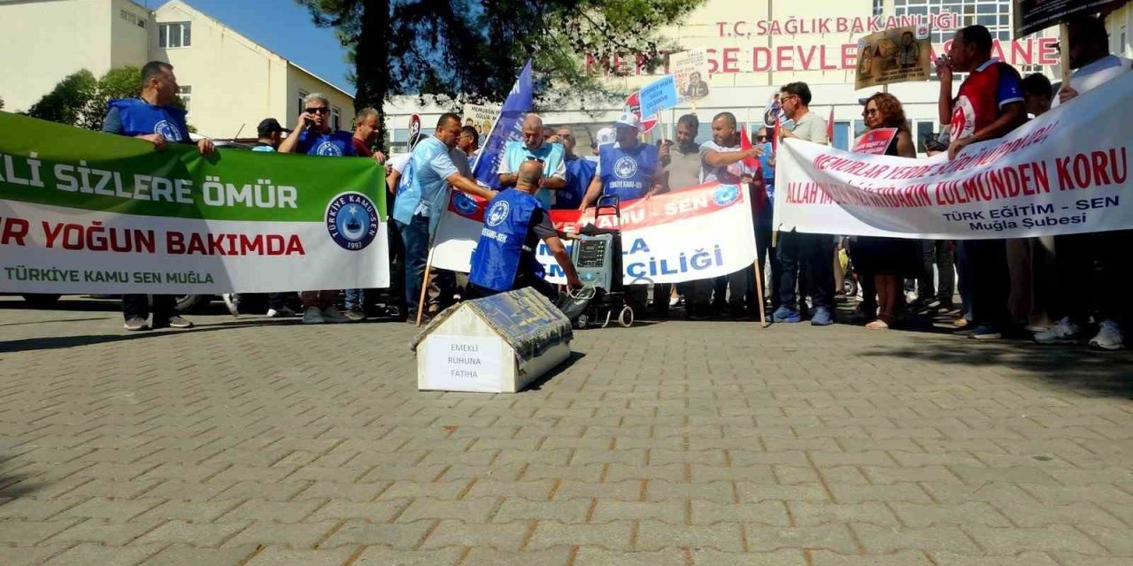 Muğla’da memurlar iş bırakıp tabutlu eylem yaptı