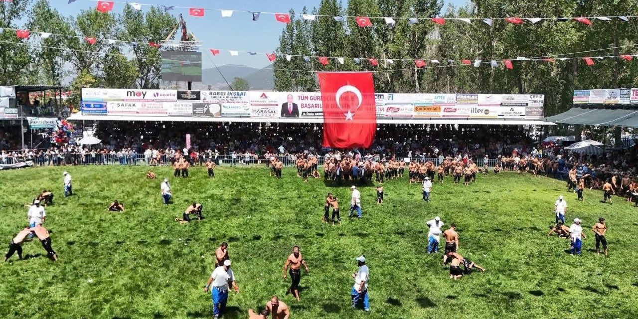 Başkan Pütün pehlivanları Seydikemer er meydanında yalnız bırakmadı