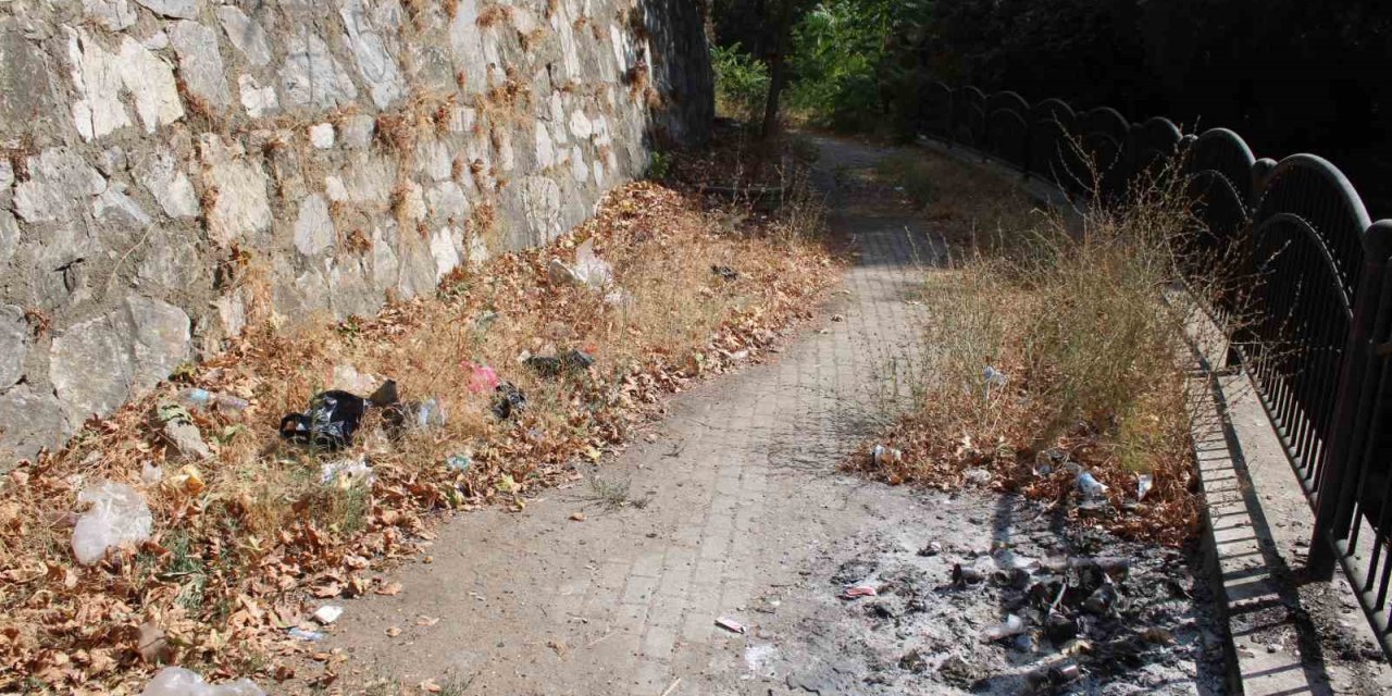 Efeler Belediyesi Pınarbaşı alt yolunu unuttu, yol çöplüğe döndü