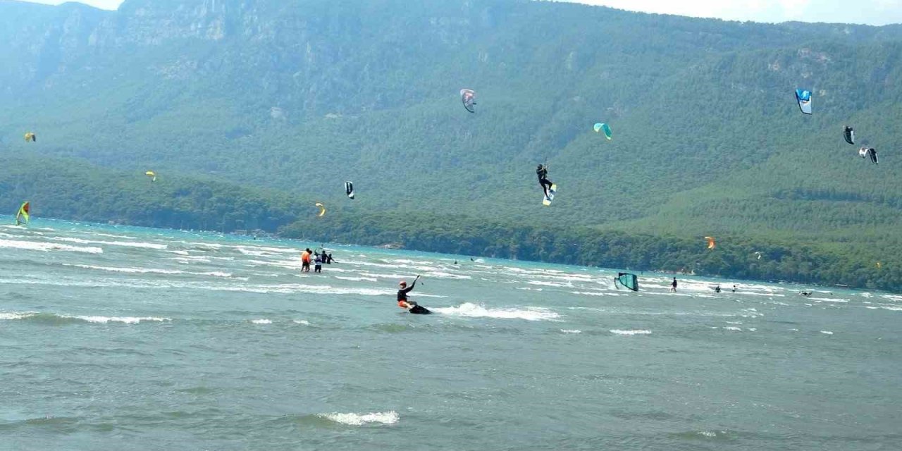 Kitesurf’ün dünyadaki en elverişli noktalarından biri Ula Akyaka