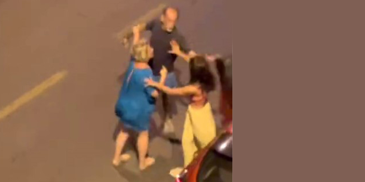 Kuşadası’nda sokak ortasında 2 kadın 1 erkek birbirine girdi