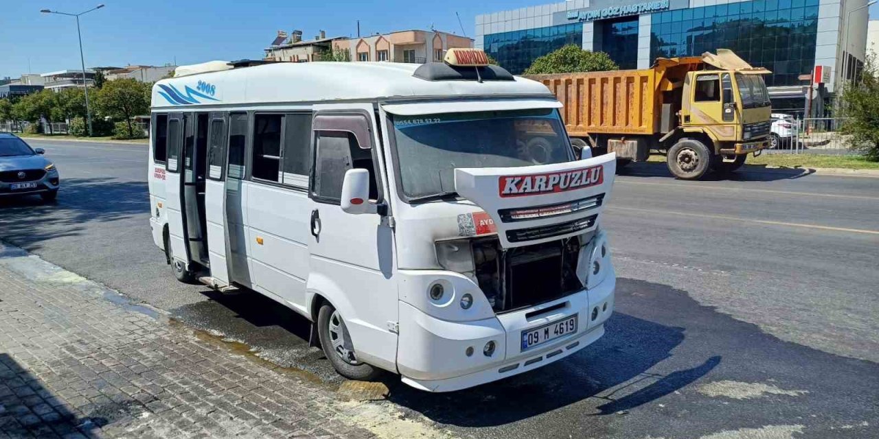 Seyir halindeki yolcu minibüsü alev aldı, alevler büyümeden söndürüldü