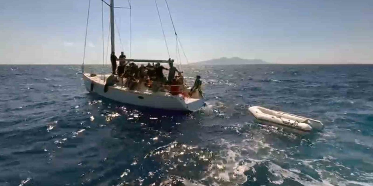 Datça açıklarında sürüklenen yelkenli teknedeki 43 düzensiz göçmen kurtarıldı