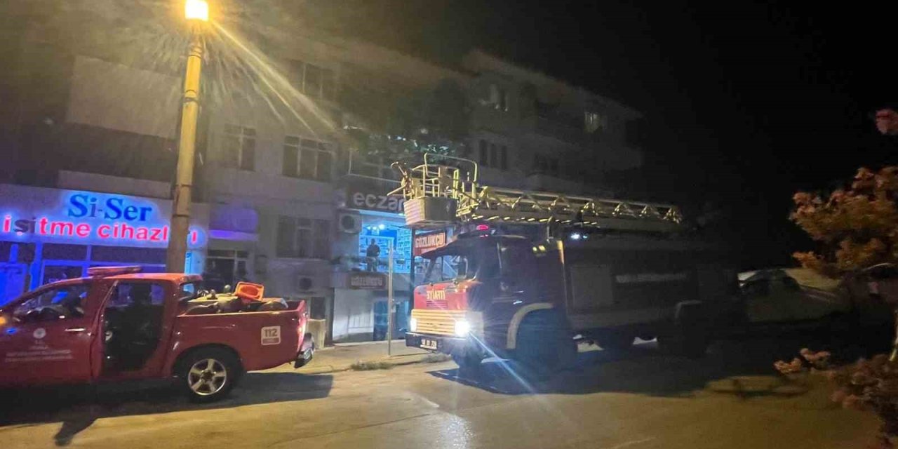 Menteşe’de çatıya atılan sigara itfaiyeli alarma geçirdi