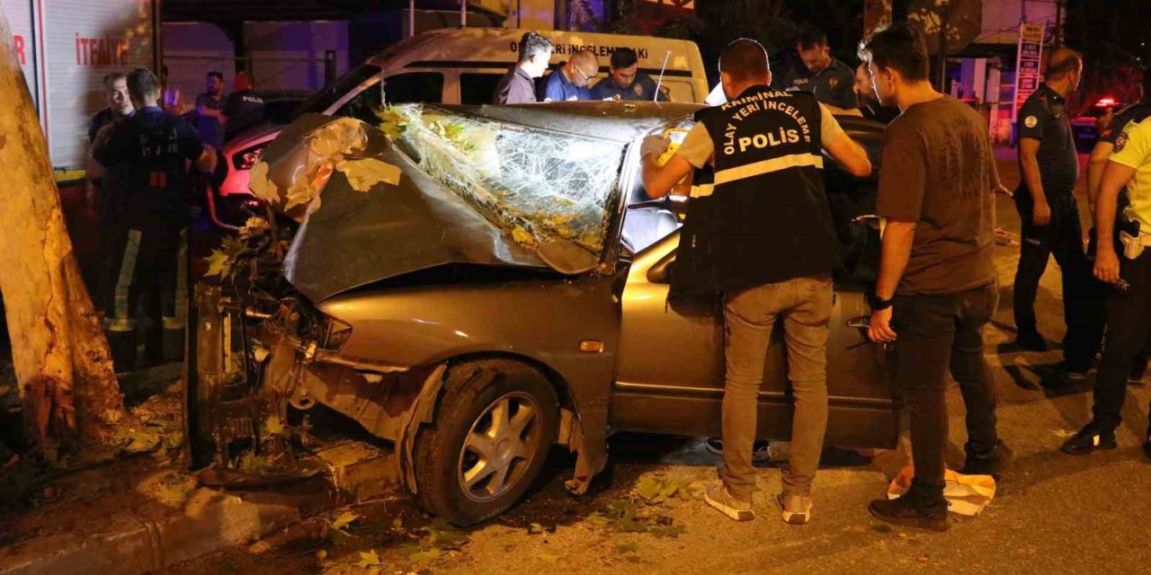Ağaca ok gibi saplanan otomobilde 2 kişi öldü, sürücü ağır yaralandı