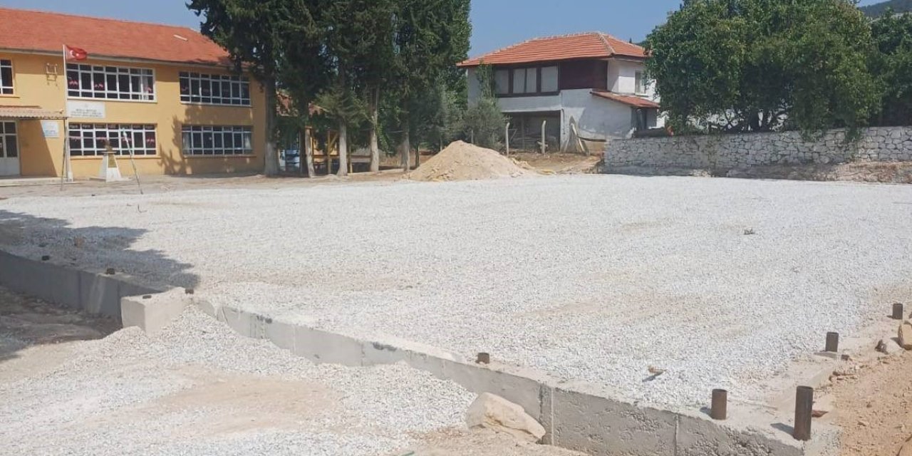 Menteşe’de 6 halı saha yapımı sürüyor
