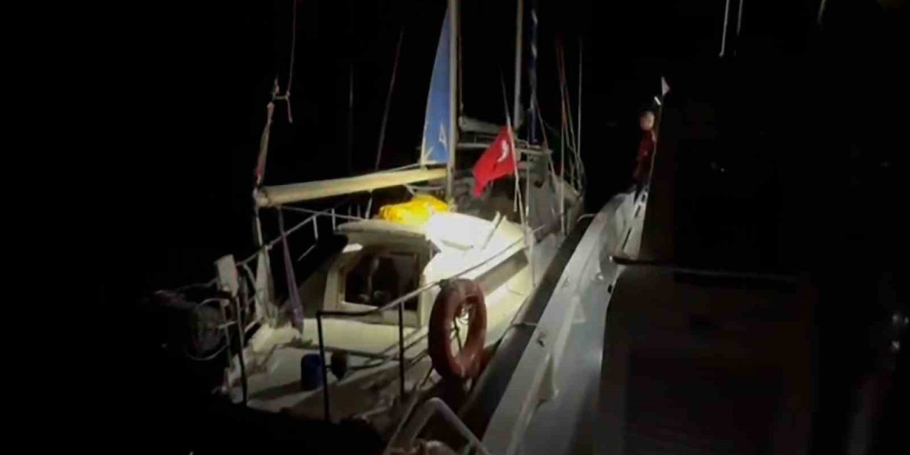 Yelkenli tekne ile kaçarken yakalandılar