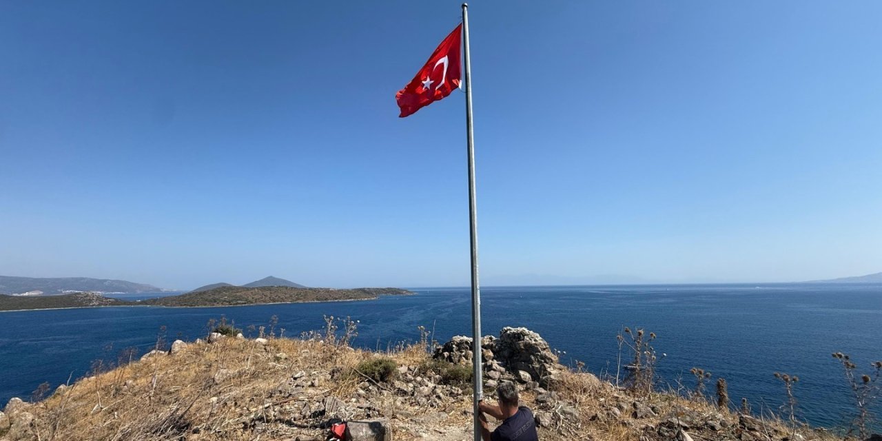 Bodrum Belediyesi kent genelinde yıpranmış bayrakları yeniliyor