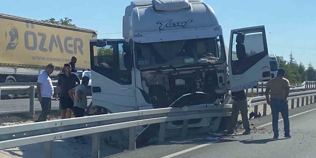 Kontrolden çıkan tır refüje çarparak durabildi