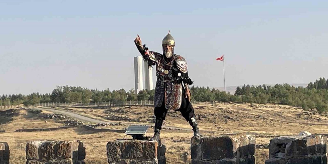 Denizli’den gidip savaş kıyafetitle Malazgirt Kalesini yeniden fethetti