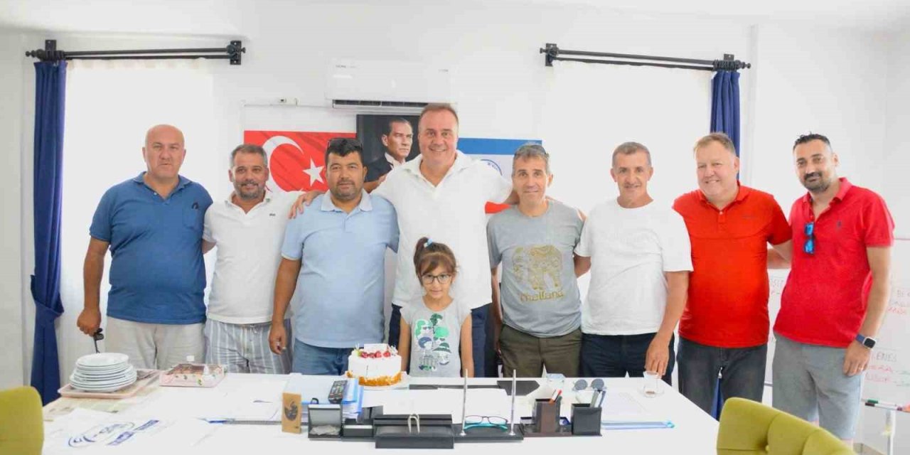 Fethiyespor Teknik direktörü Dinçel’e Çifte Doğum Günü Kutlaması
