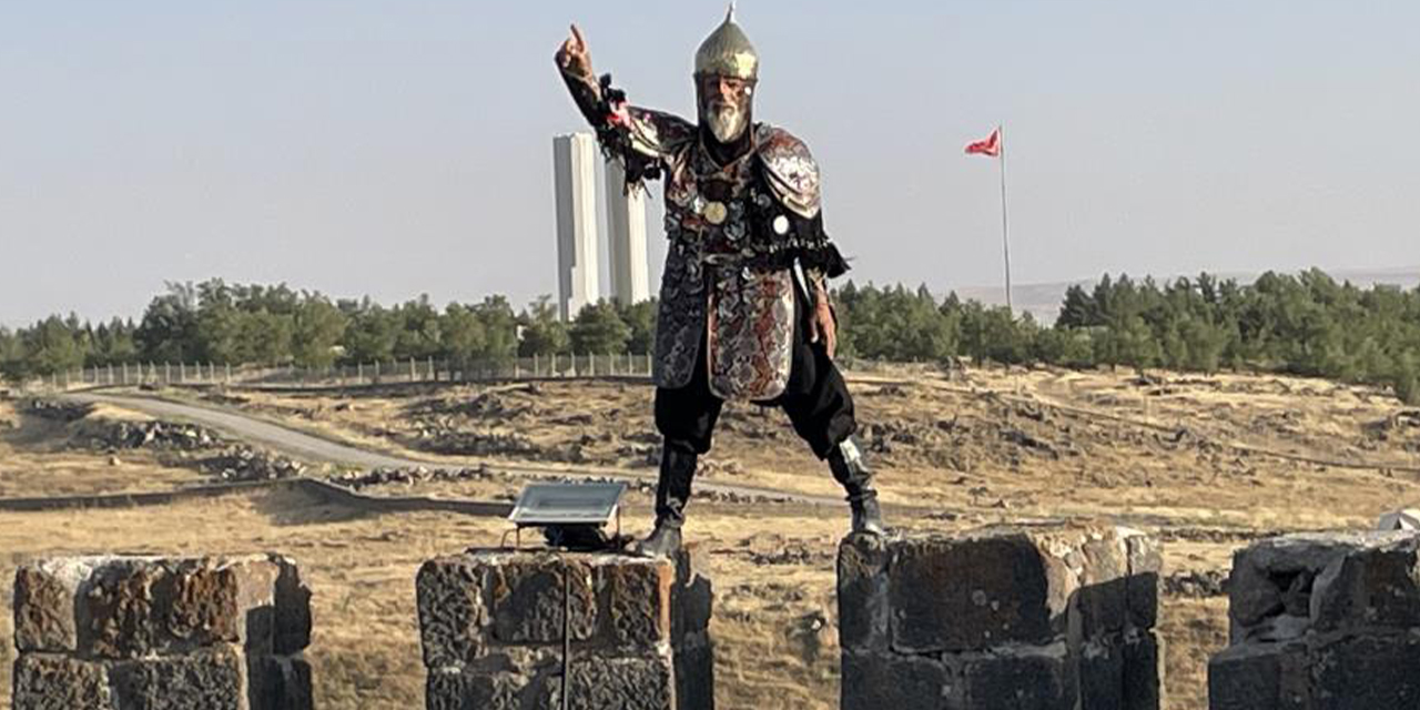 Denizli’den gidip savaş kıyafetitle Malazgirt Kalesini yeniden fethetti