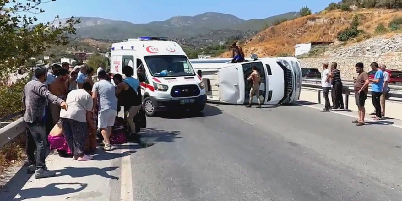 Söke’de tur midibüsü devrildi: 7 yaralı