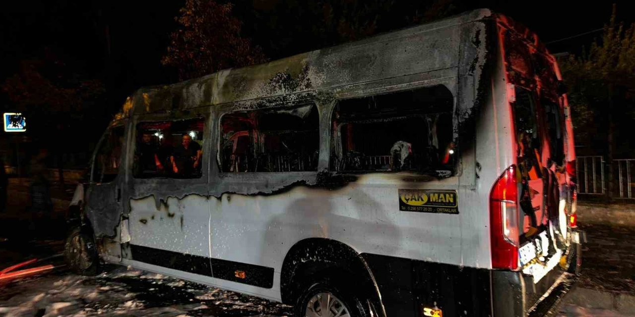 Alevlere teslim olan okul taşıtı demir yığınına döndü