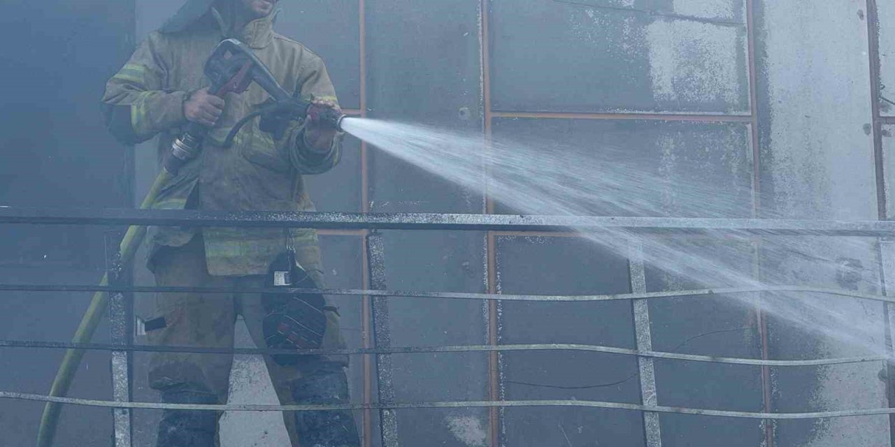 İzmir’de mobilya atölyesinde yangın