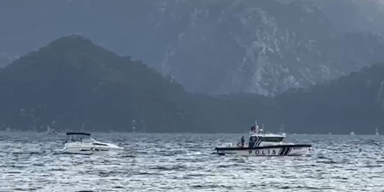Marmaris’te denizde arızalanan teknedeki vatandaşlar polis botu ile kurtarıldı