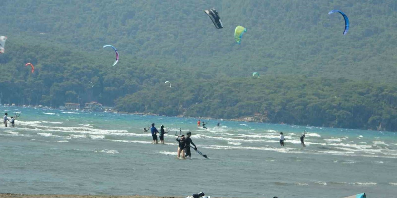 Oyuncu Deniz’den Akyaka’ya övgü: "Uçurtma sörfü için mükemmel bir yer"