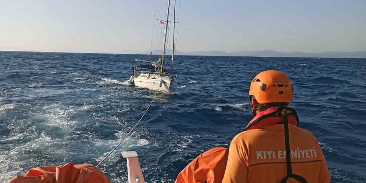Datça açıklarında arızalanan yelkenli tekne kurtarıldı