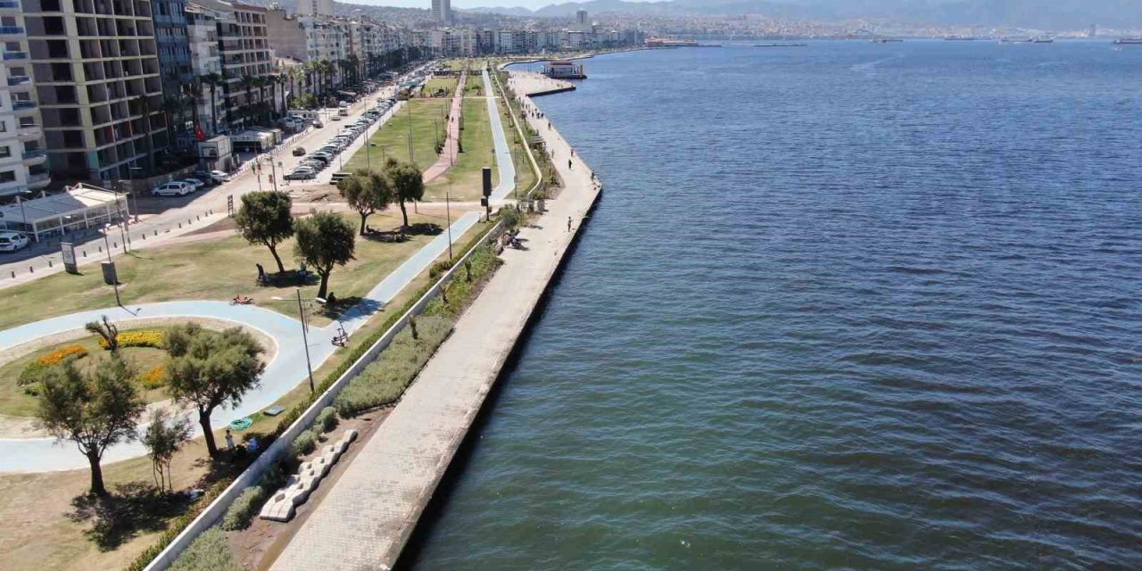 İzmir Körfezi’nin kokusu vatandaşı bezdirdi