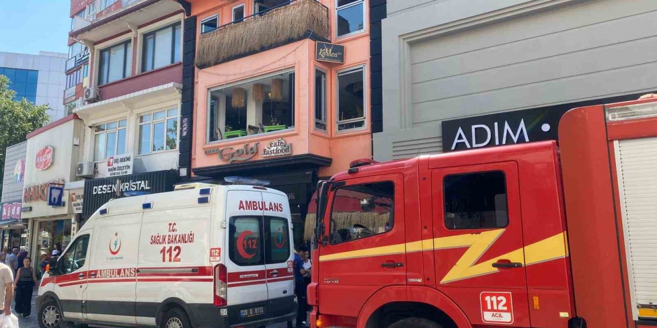 Kafede fritözden çıkan yangın paniğe neden oldu
