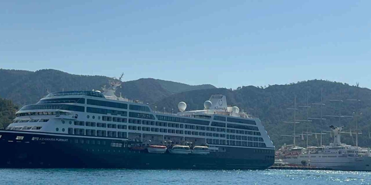 Marmaris’e iki dev yolcu gemisi geldi
