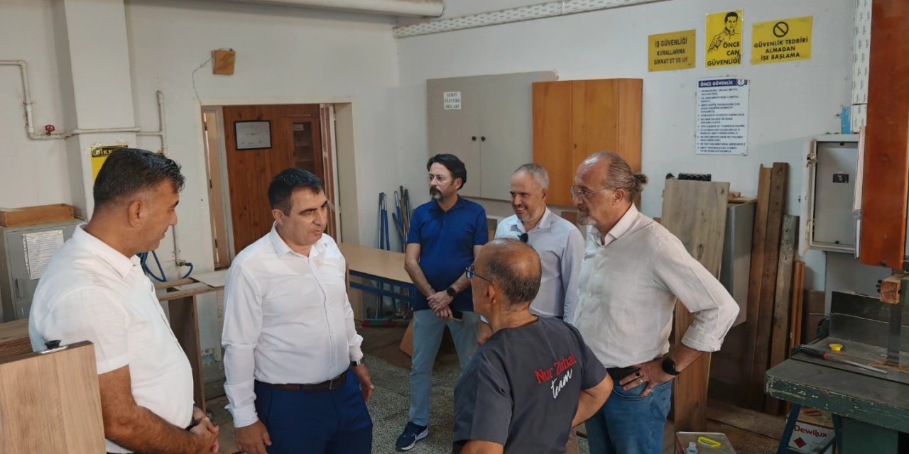 Nazilli İlçe Milli Eğitim Müdürü Şimşek, okul atölyelerinde üretilen mobilyaları inceledi