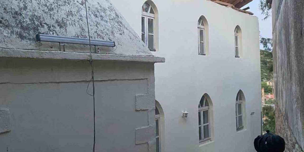 Söke Eski Doğanbey Köyü Camii’nin çatısı çöktü