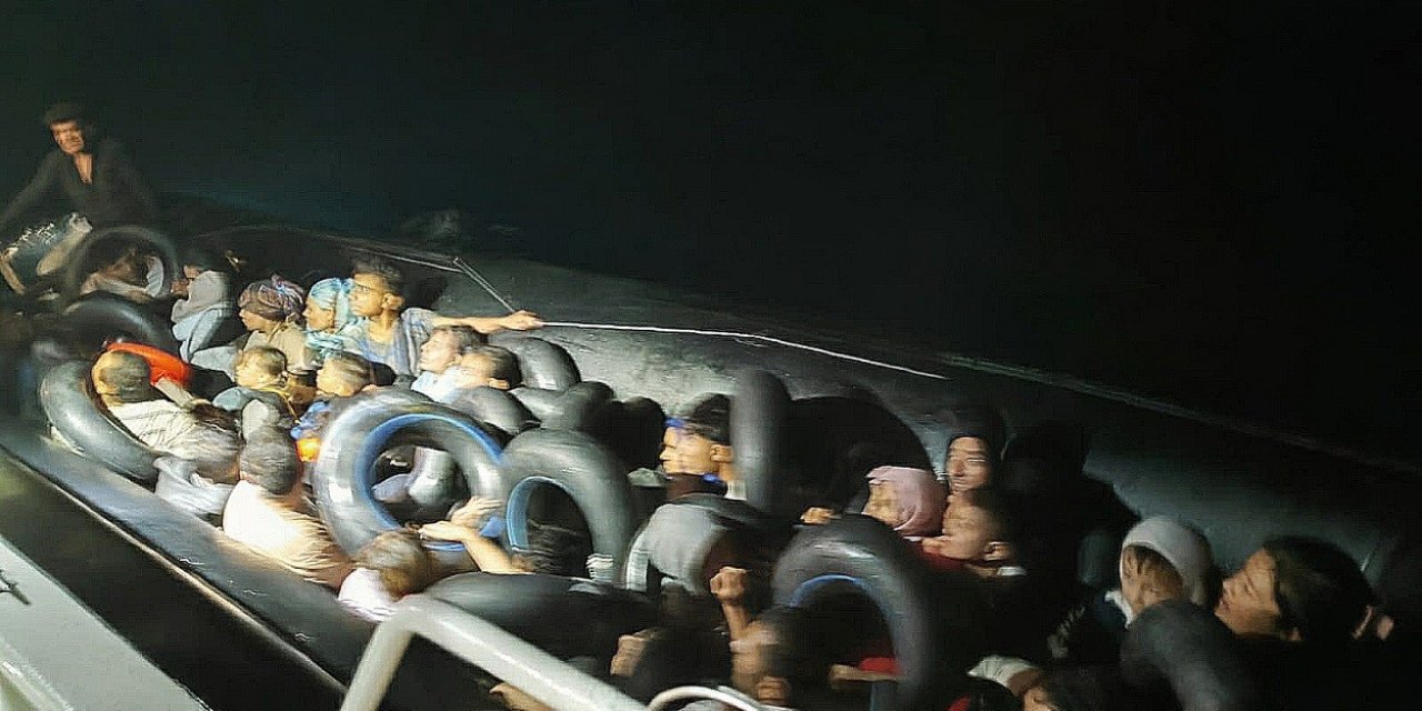 İzmir’de 43 kaçak göçmen yakalandı, sürüklenen lastik bottaki 19 göçmen de kurtarıldı