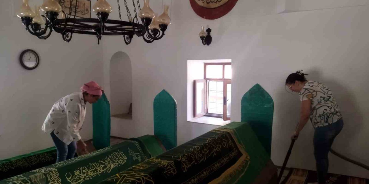 Karacasu’daki türbeler temizlendi